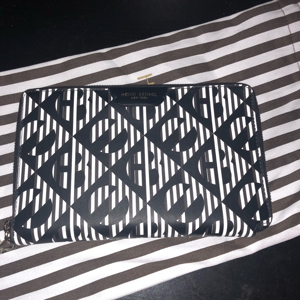 Henri Bendel Wallet